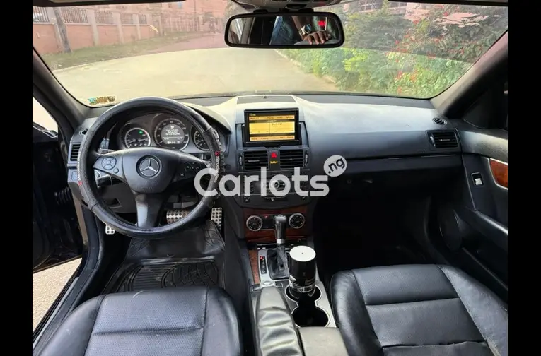 Nigerian Used 2011 MERCEDES BENZ C300 for sale in Abuja, FCT - thumbnail 4