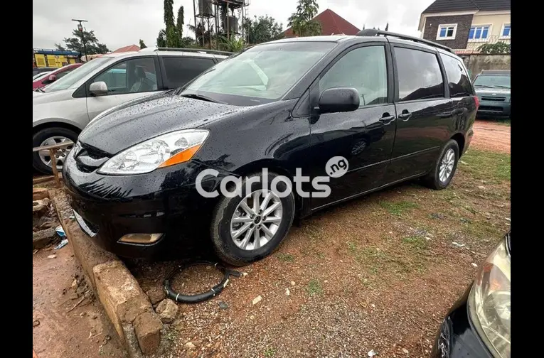 Nigerian Used UNREGISTERED 2008 TOYOTA SIENNA for sale in Abuja, FCT - photo 2 of 5