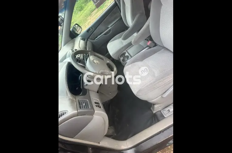 UNREGISTERED 2008 TOYOTA SIENNA - 3/5