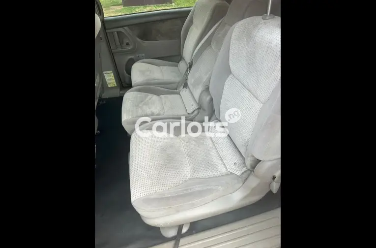 UNREGISTERED 2008 TOYOTA SIENNA - 4/5