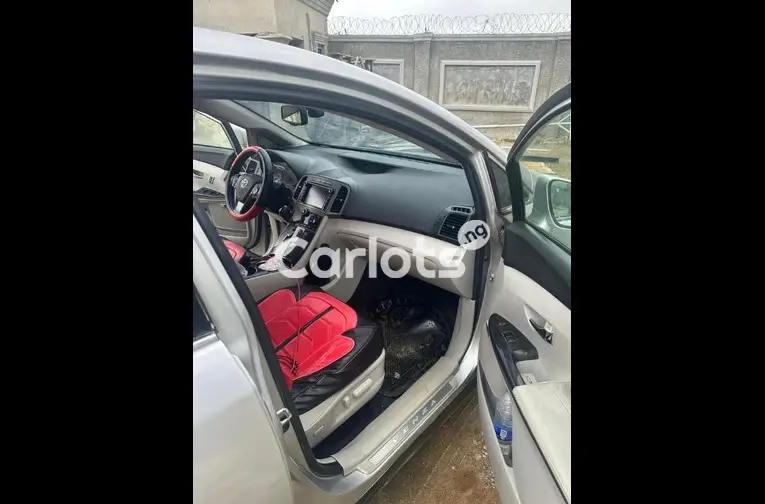 Nigerian Used 2013 TOYOTA VENZA FULL OPTION for sale in Abuja, FCT - photo 3 of 5