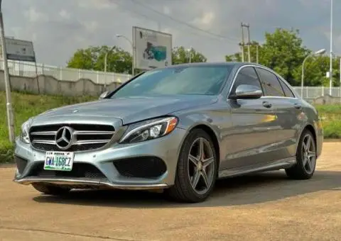 Super clean 2015 Mercedes Benz C300 - 2/5