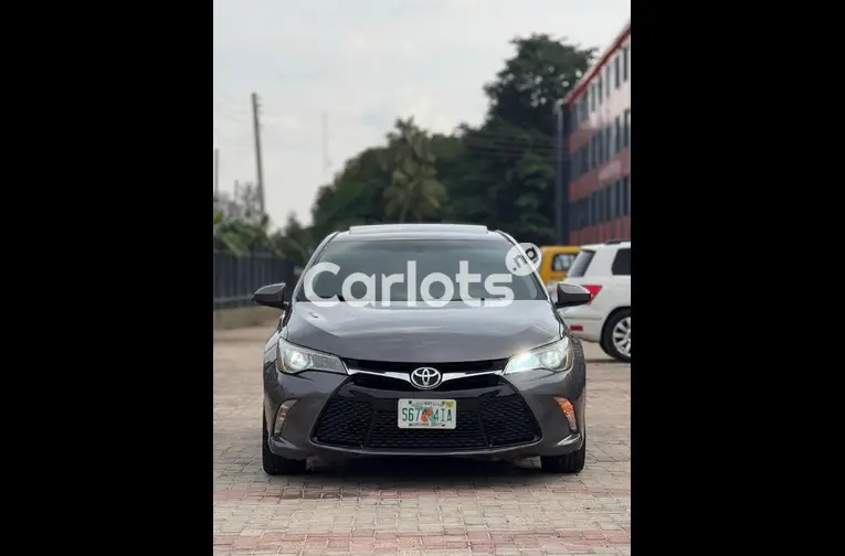 2016 TOYOTA CAMRY SE - 1/5