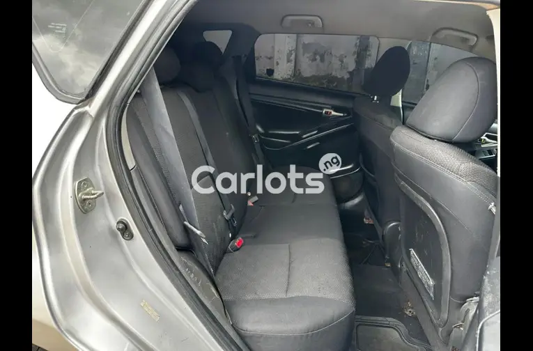 Nigerian Used 2010 PONTIAC VIBE for sale in Kaduna - thumbnail 4