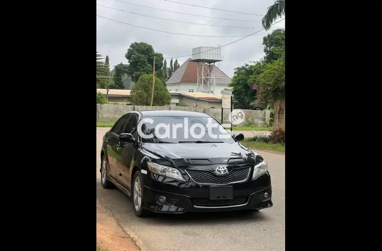 2010 TOYOTA CAMRY SE