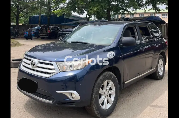 Nigerian Used 2013 TOYOTA HIGHLANDER for sale in Abuja, FCT - photo 2 of 5