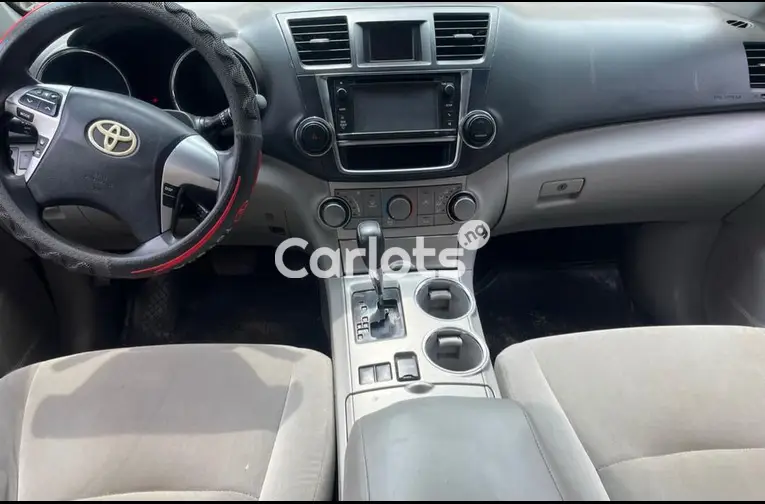 Nigerian Used 2013 TOYOTA HIGHLANDER for sale in Abuja, FCT - thumbnail 3