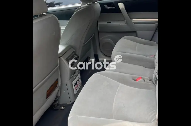 Nigerian Used 2013 TOYOTA HIGHLANDER for sale in Abuja, FCT - thumbnail 4