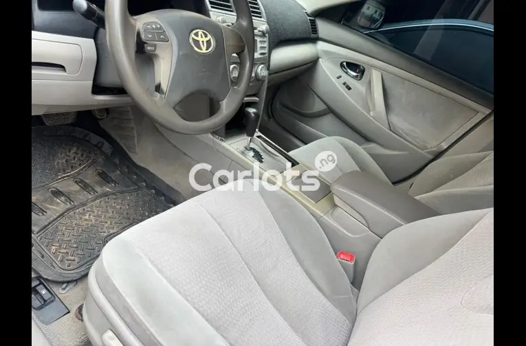 2011 TOYOTA CAMRY LE - 2/5