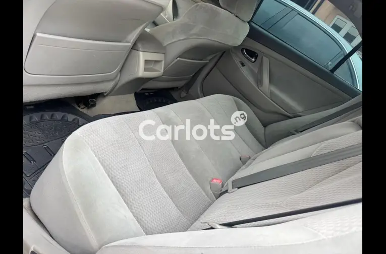 2011 TOYOTA CAMRY LE - 3/5
