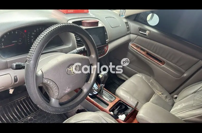 CLEAN 2005 TOYOTA CAMRY LE - 2/5