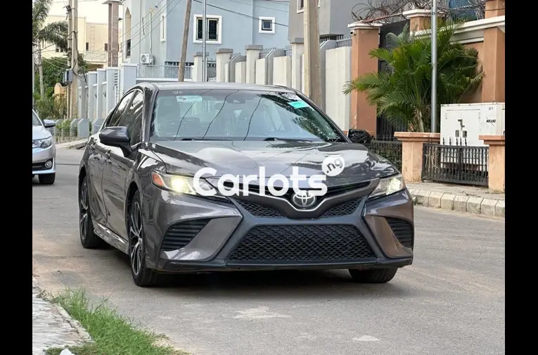 2018 TOYOTA CAMRY SE