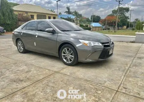 Super clean 2015 Toyota Camry - 2/5