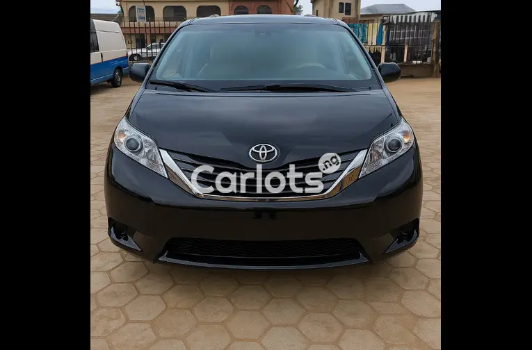 2011 Toyota Sienna LE 7 Passenger Black - 1/5