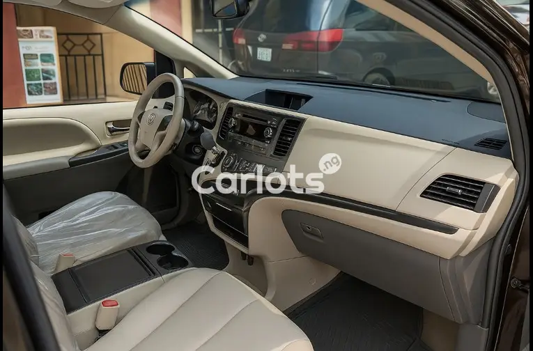 2011 Toyota Sienna LE 7 Passenger Black - 2/5
