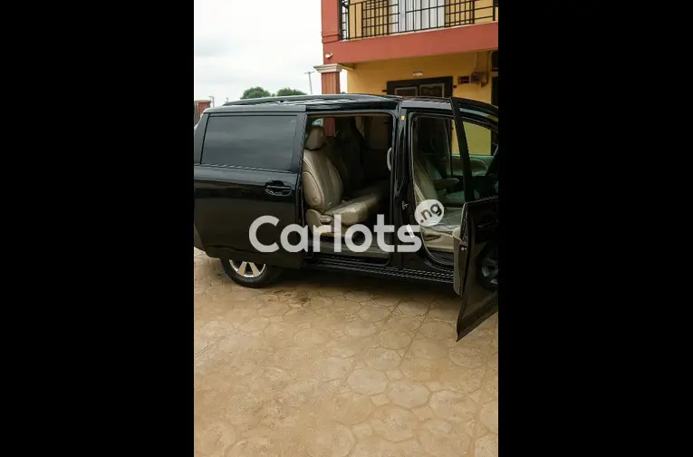 2011 Toyota Sienna LE 7 Passenger Black - 4/5