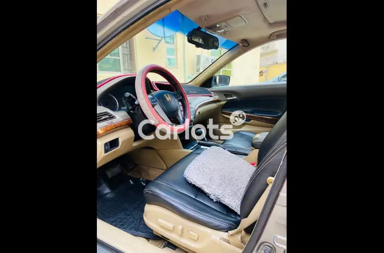 CLEAN 2009 HONDA ACCORD - 2/5