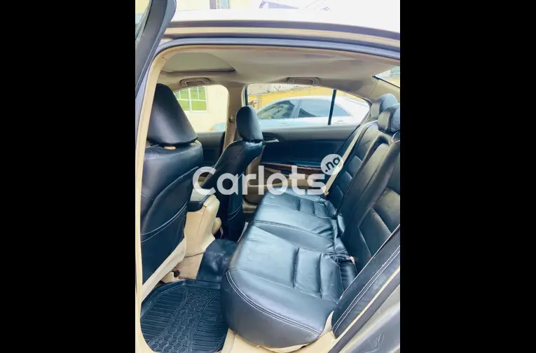 CLEAN 2009 HONDA ACCORD - 3/5