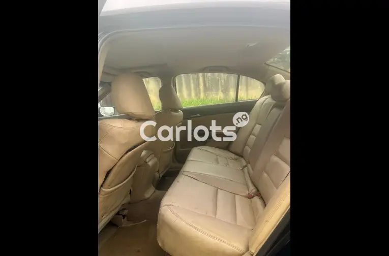 CLEAN 2009 HONDA ACCORD V6 - 3/5