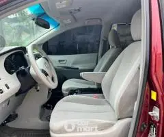 Foreign used 2011 Toyota Sienna le - 4