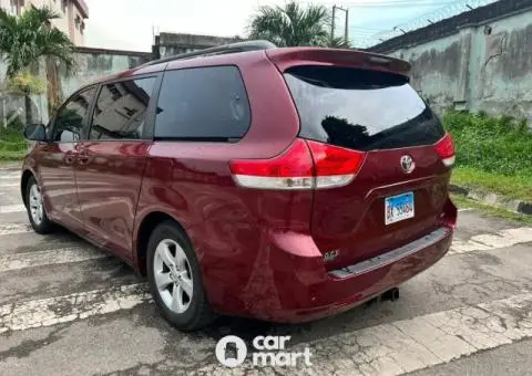 Foreign used 2011 Toyota Sienna le - 2/5