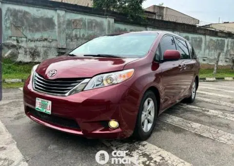 Foreign used 2011 Toyota Sienna le - 1/5