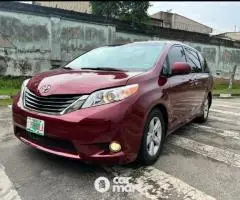 Foreign used 2011 Toyota Sienna le - 1