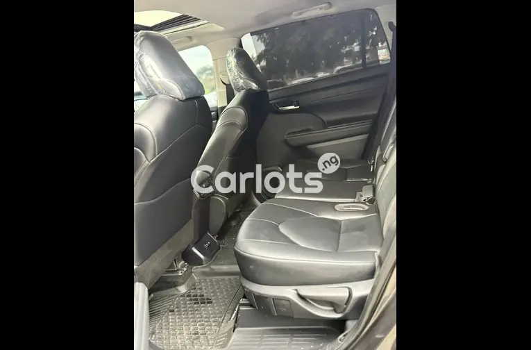 FOREIGN USED 2022 TOYOTA HIGHLANDER XLE AWD - 4/5