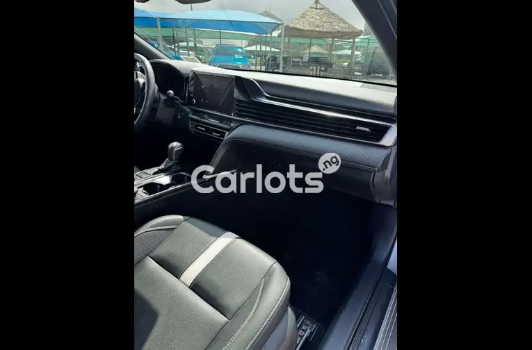 BRAND NEW 2025 TOYOTA CAMRY SE - 2/5