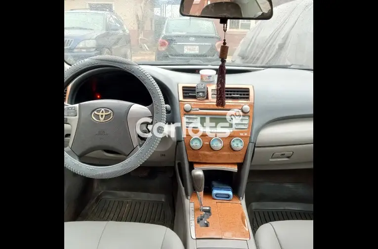 CLEAN 2008 TOYOTA CAMRY XLE - 2/5