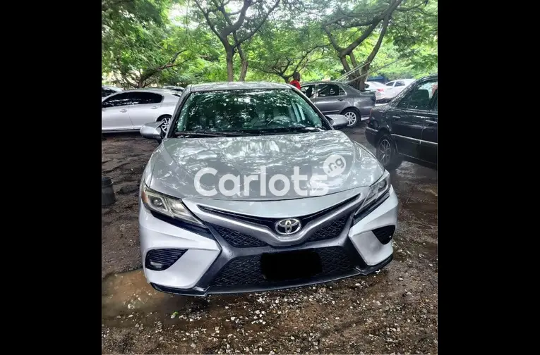 2019 TOYOTA CAMRY SE - 1/5