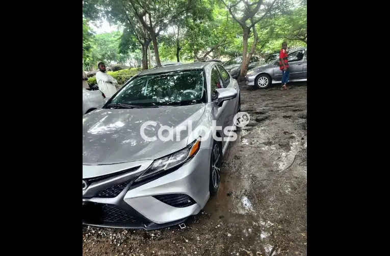 2019 TOYOTA CAMRY SE - 2/5
