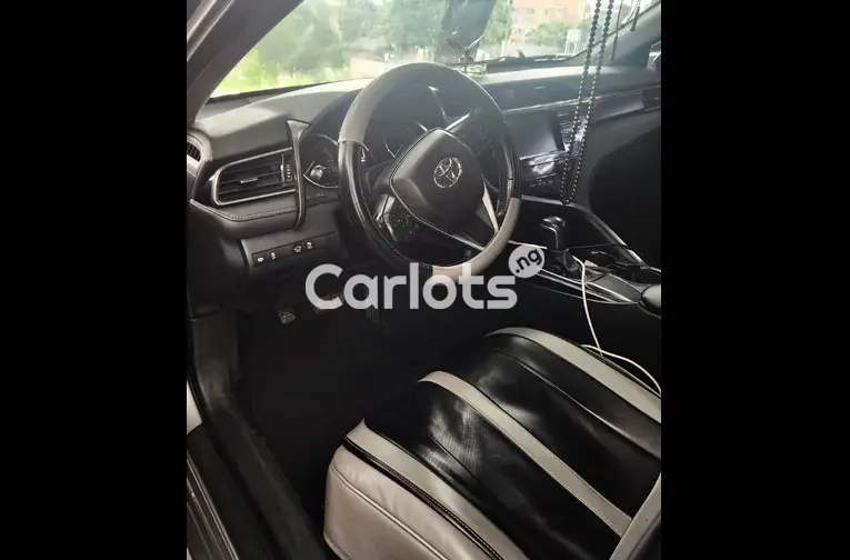 2019 TOYOTA CAMRY SE - 3/5