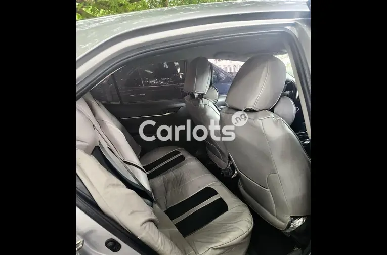 2019 TOYOTA CAMRY SE - 4/5