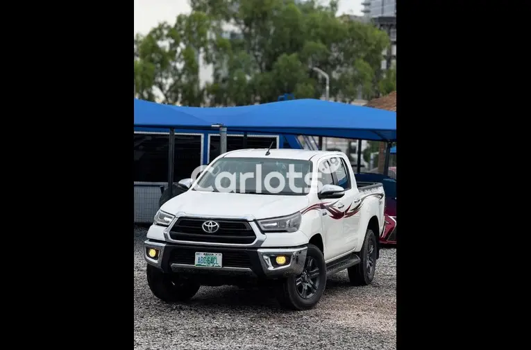 TOYOTA HILUX 2022