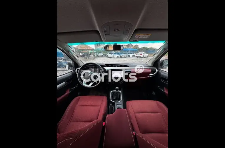 TOYOTA HILUX 2022 - 2/5