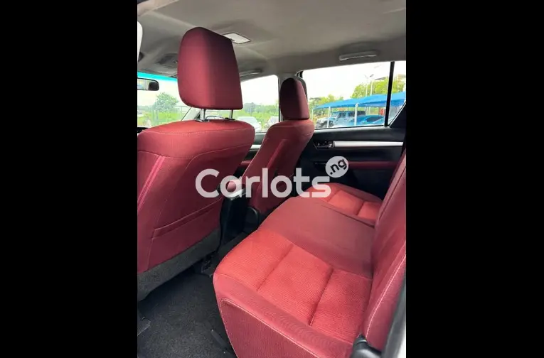 TOYOTA HILUX 2022 - 3/5