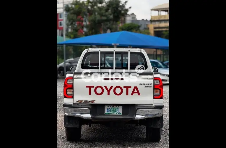 TOYOTA HILUX 2022 - 5/5