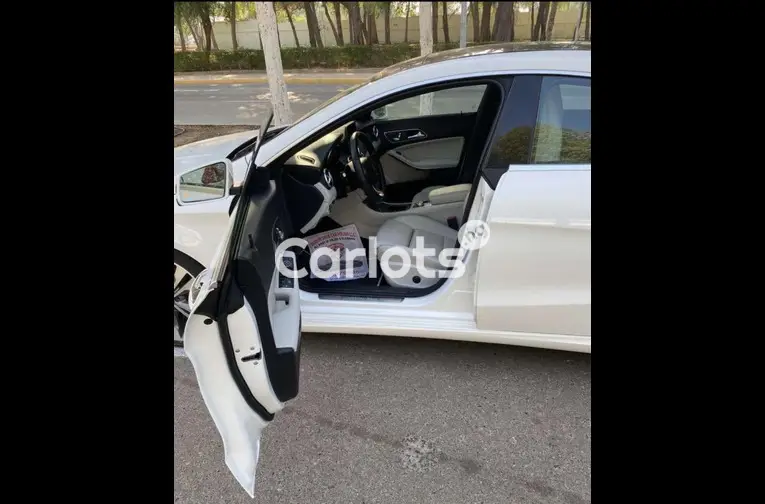 Clean 2019 Mercedes Benz CLA 250 model - 3/5