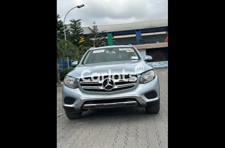 2017 MERCEDEZ BENZ GLC300