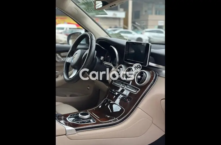 2017 MERCEDEZ BENZ GLC300 - 2/5