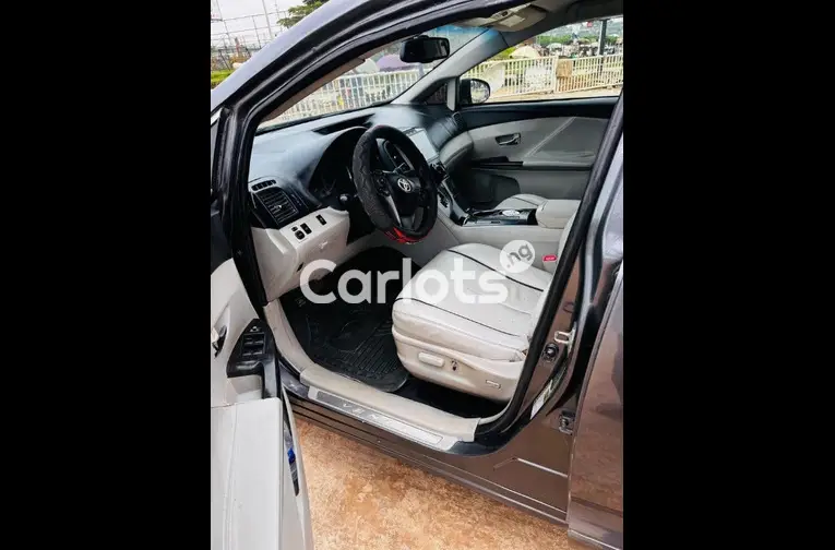 Nigerian Used 2013 TOYOTA VENZA FOUR CYLINDERS for sale in Abuja, FCT - photo 2 of 5