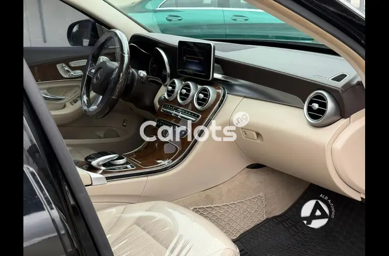 2015 Mercedes Benz C 300 - 2/5