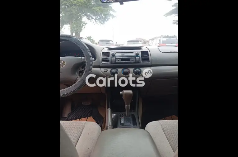 CLEAN REGISTERED 2004 TOYOTA CAMRY - 2/5