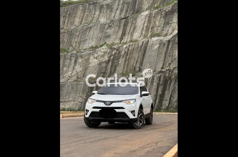 2018 KEYLESS TOYOTA RAV4 XLE - 2/5