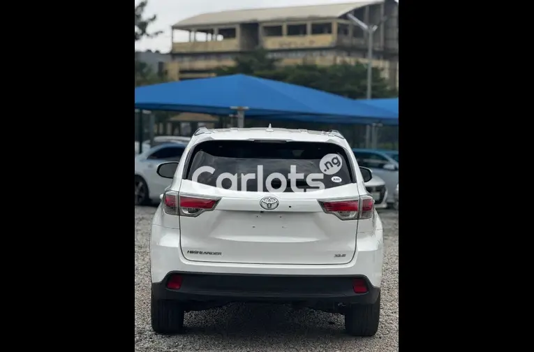 Foreign Used 2015 TOYOTA HIGHLANDER XLE for sale in Garki, FCT - thumbnail 4