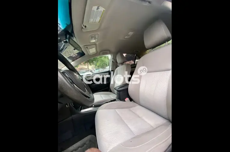 Nigerian Used DISTRESS UNREGISTERED  2016 TOYOTA COROLLA LE for sale in Abuja, FCT - photo 3 of 5
