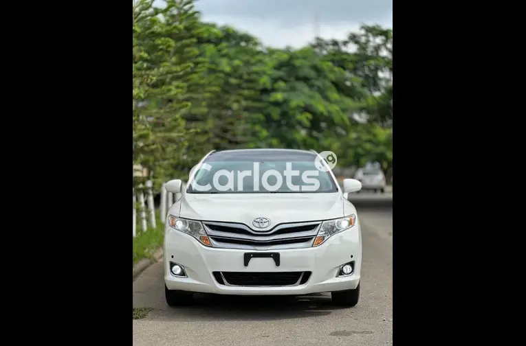 FOREIGN USED 2010 TOYOTA VENZA WITH PANORAMIC ROOF AND POWER BOOT - 1/5