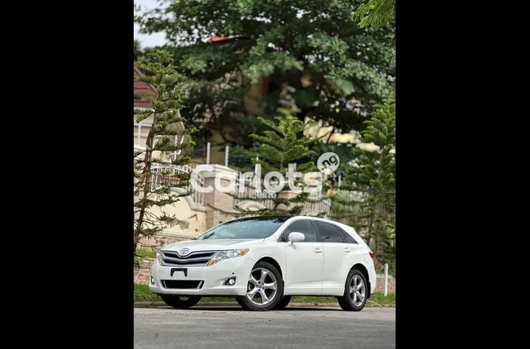 FOREIGN USED 2010 TOYOTA VENZA WITH PANORAMIC ROOF AND POWER BOOT for sale in Abuja, FCT - photo 2 of 5