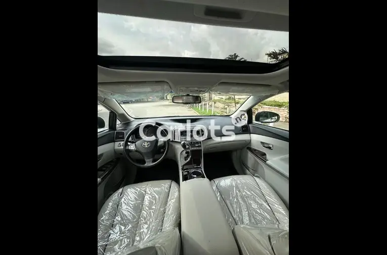FOREIGN USED 2010 TOYOTA VENZA WITH PANORAMIC ROOF AND POWER BOOT for sale in Abuja, FCT - photo 3 of 5